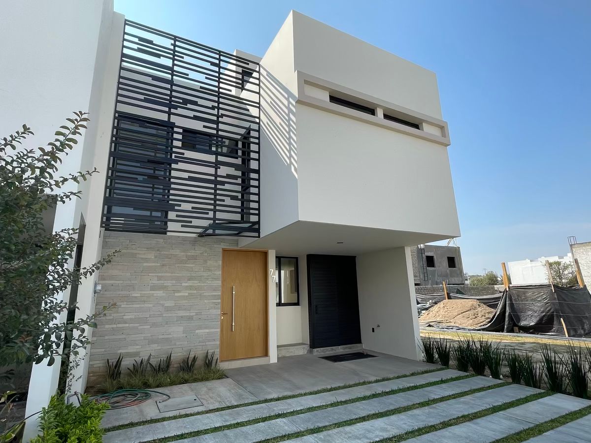 1 of 22: Preciosa Fachada