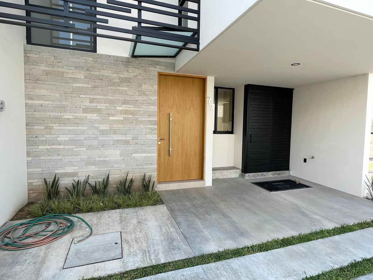 2 of 22: Carpinteria de primera, Bodega en cochera