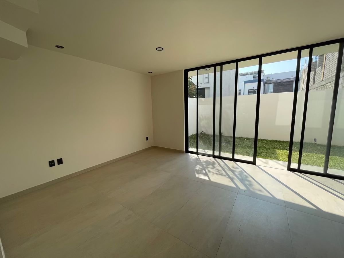 5 of 22: Sala con vista a Jardín