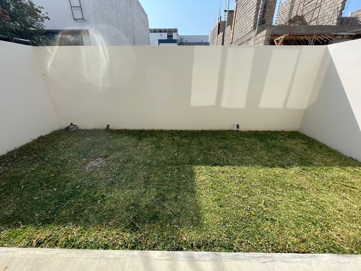 7 of 22: Jardin Trasero