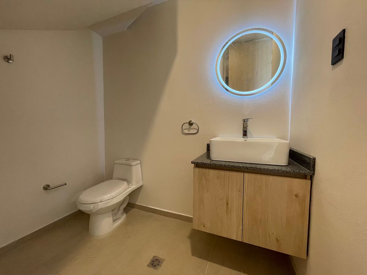 8 of 22: Medio baño PB