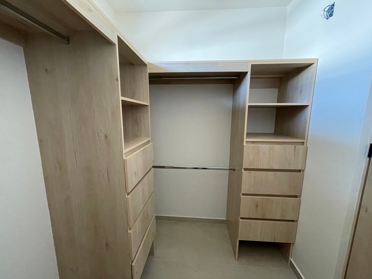 12 of 22: Vestidor en acabados al detalle