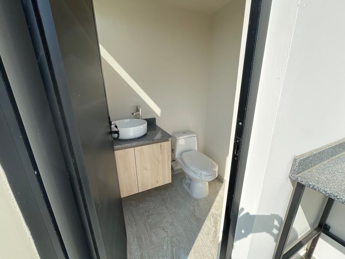 18 of 22: Medio baño en area Roof de Convivencia