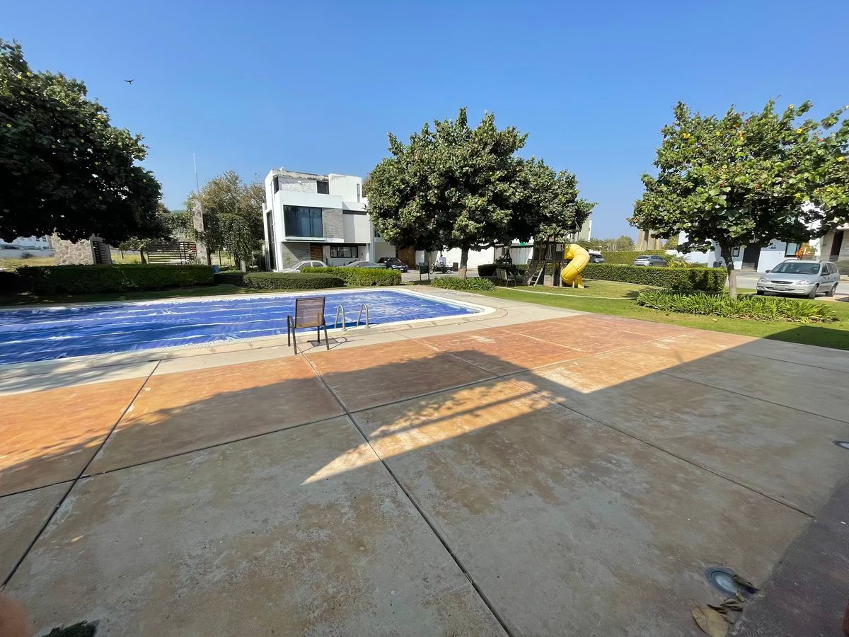 21 of 22: Alberca Casa Club