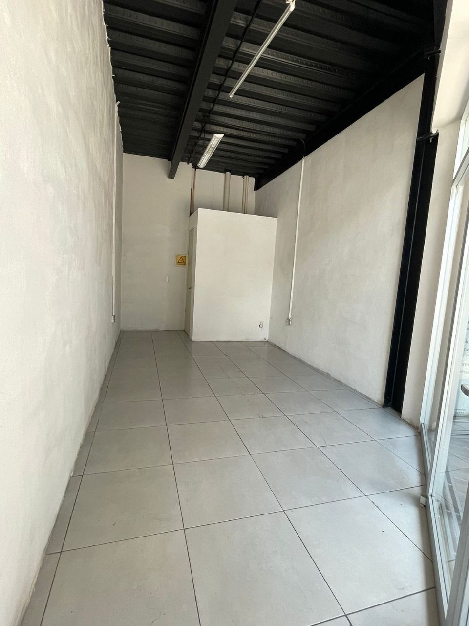2 de 5: Hacia dentro  del local.