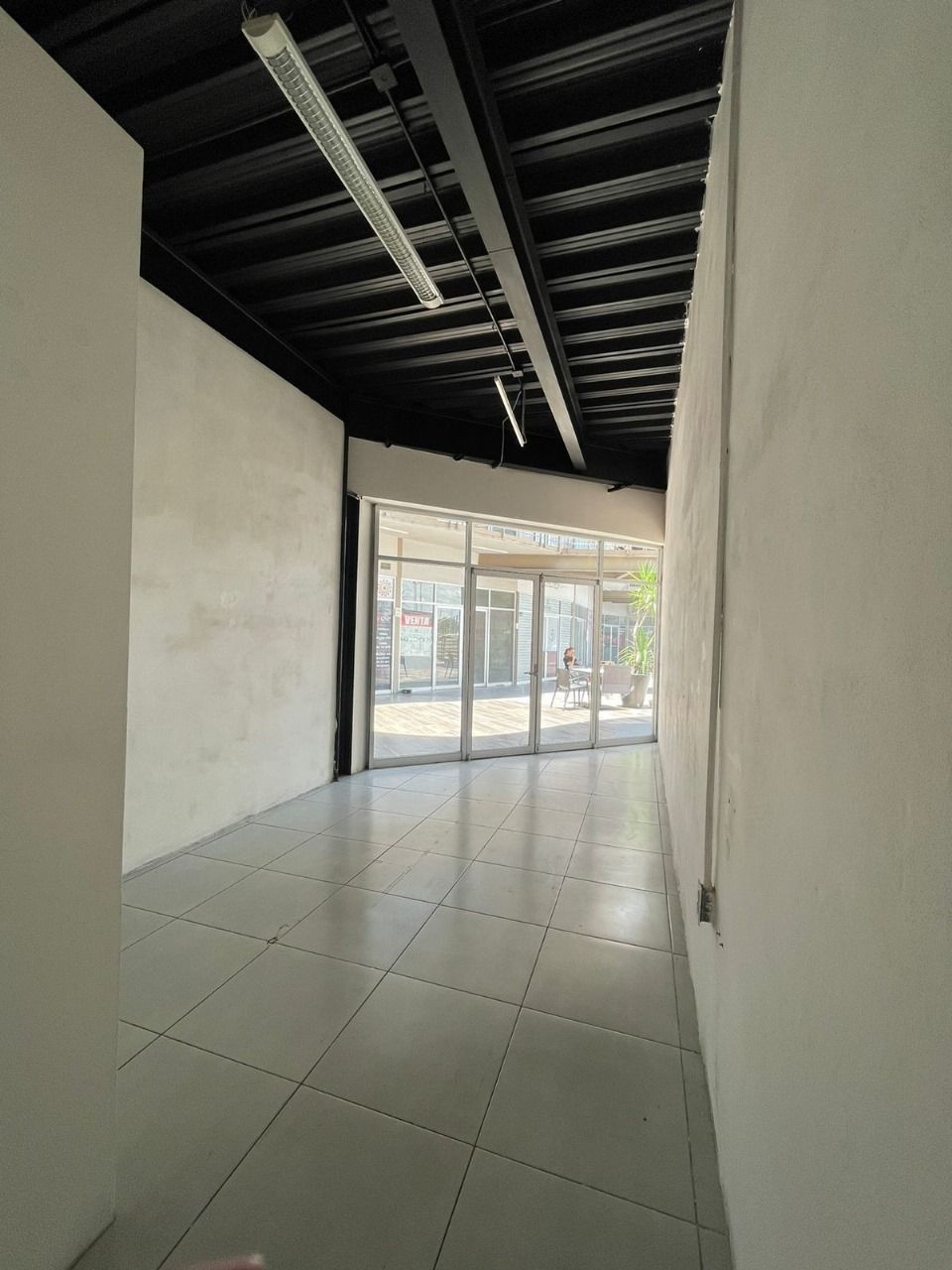 3 de 5: Desde dentro del local.