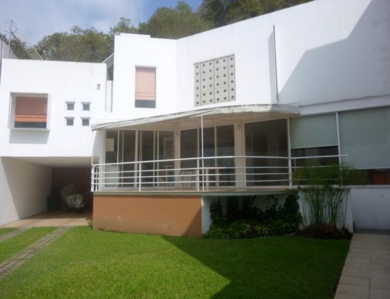 1 of 19: Fachada