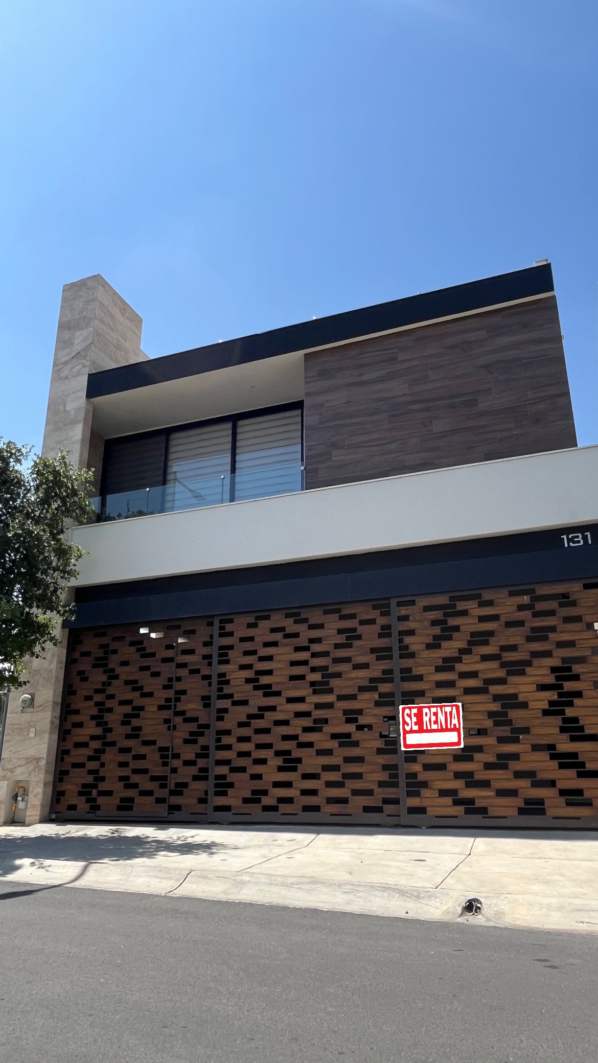 1 of 30: Fachada