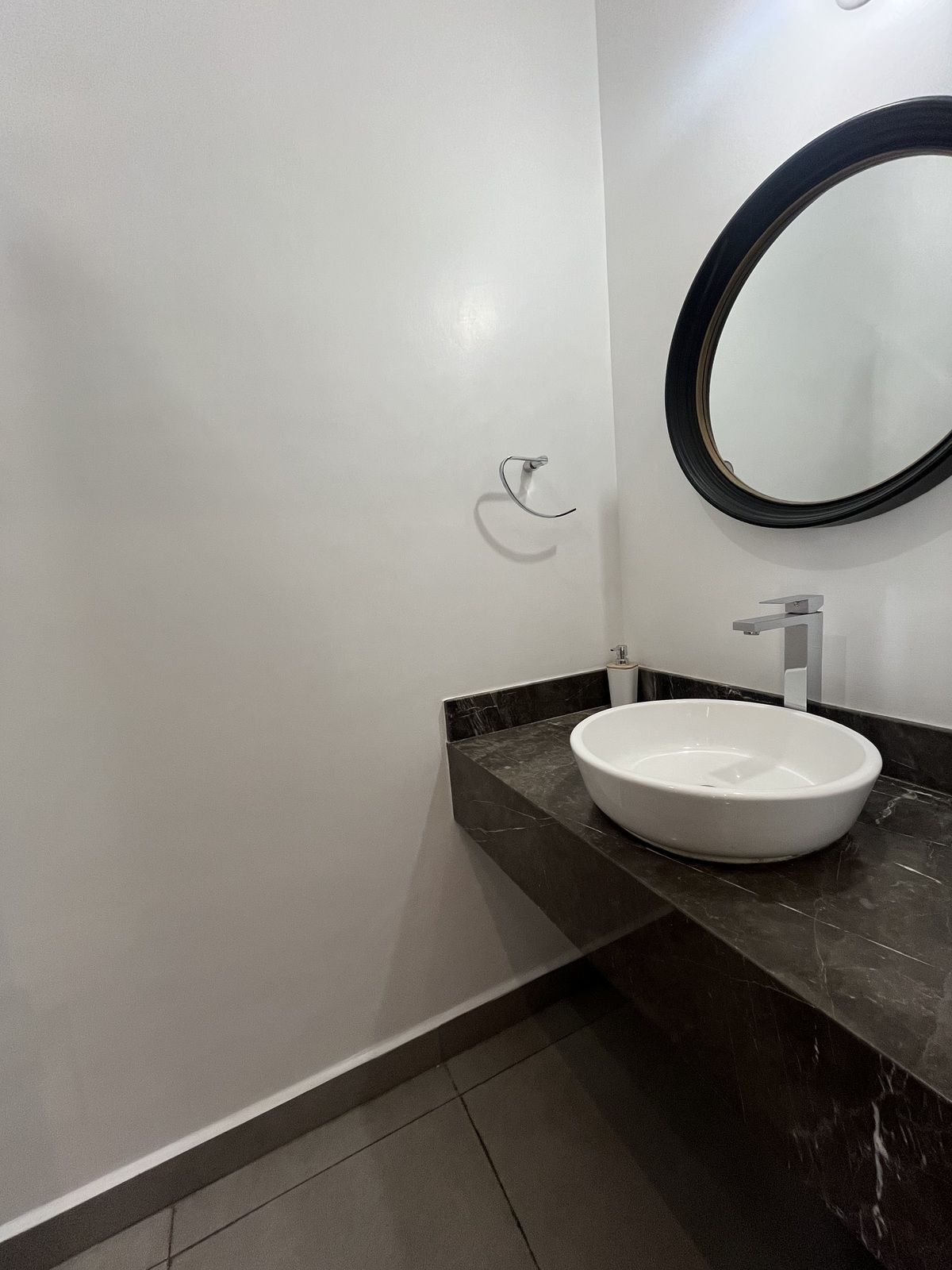 4 of 30: Medio Baño