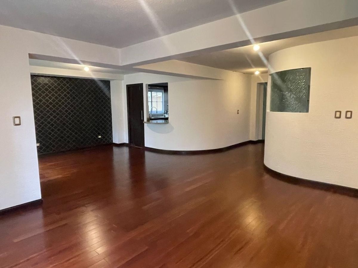 3 de 18: ingreso lobby, comedor-sala