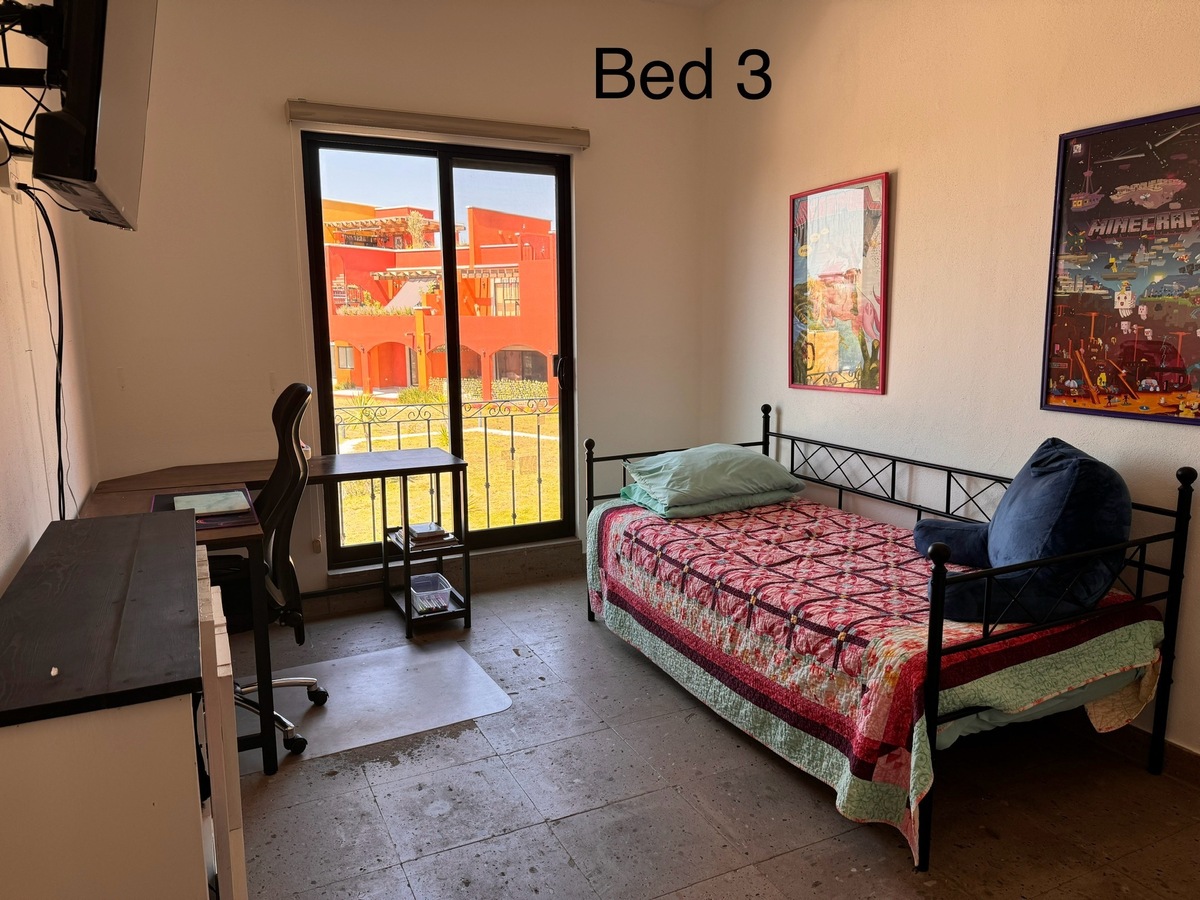 15 of 30: Recamara 2- Cama Individual, escritorio, closet y TV
