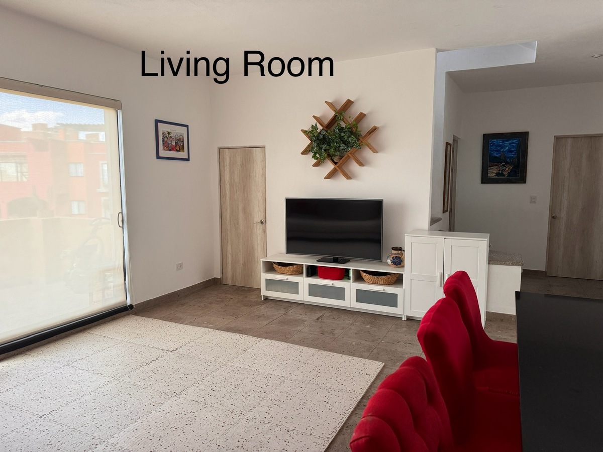 9 of 30: Sala con Smart TV, area de bodega.