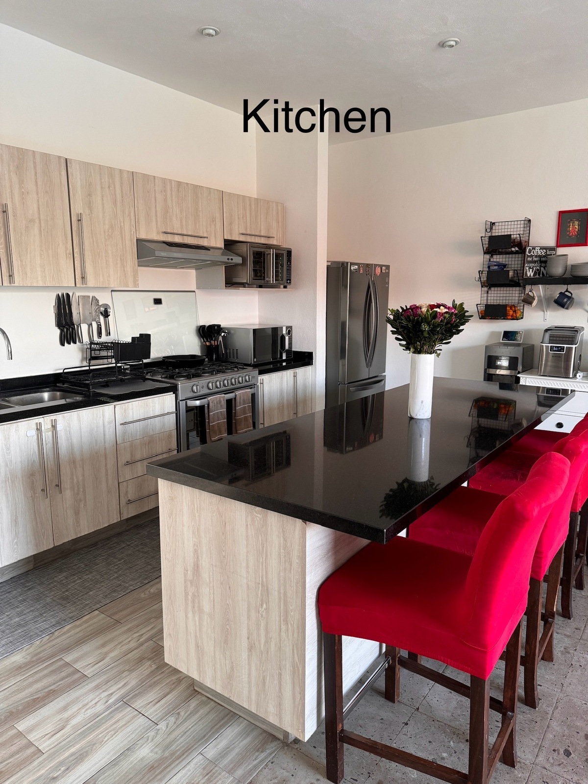 7 of 30: Cocina equipada, amplia y funcional