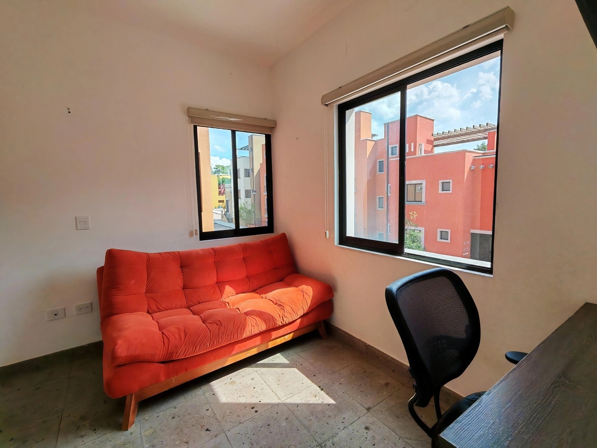 21 of 30: Futón para la recamara 3, que puede adaptarse como estudio.