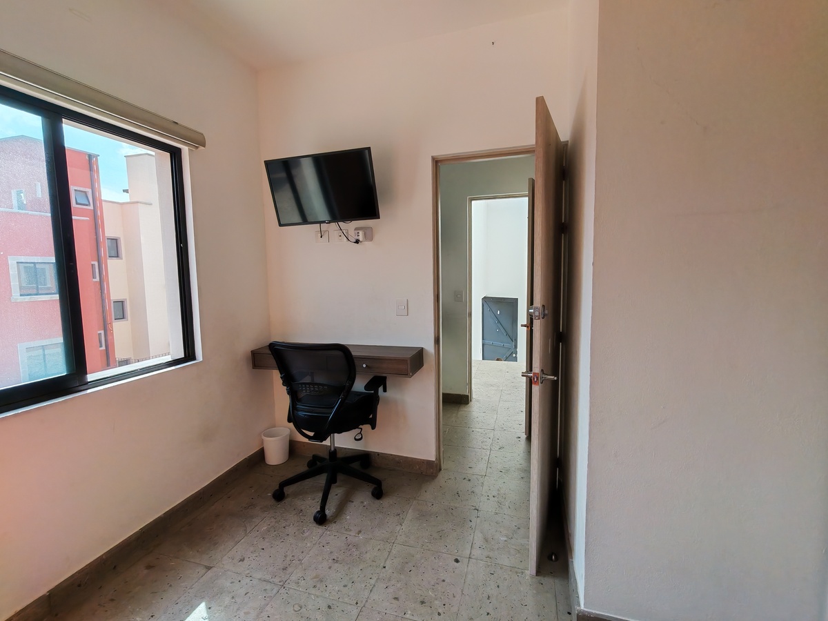 22 of 30: Recamara 3 con escritorio.