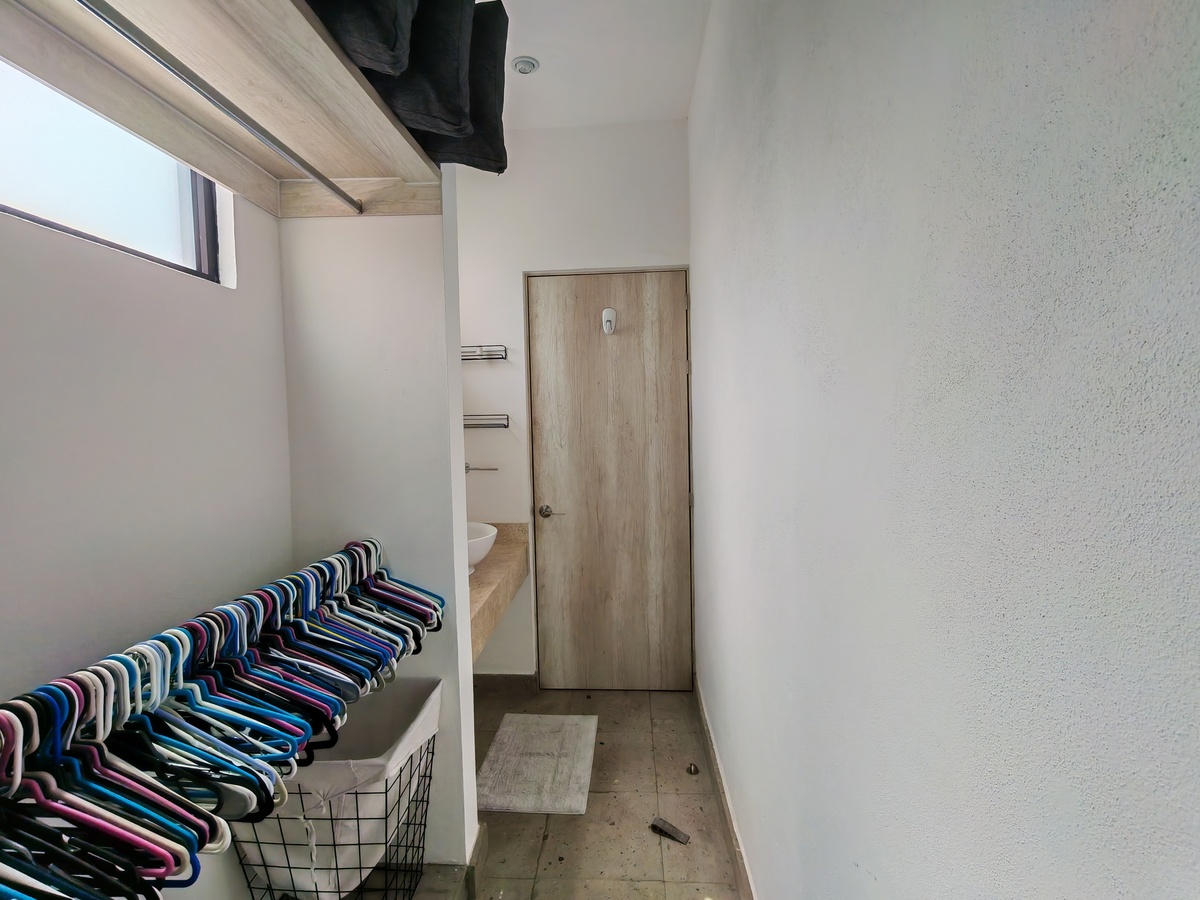 4 of 30: Walking closet en recamara principal
