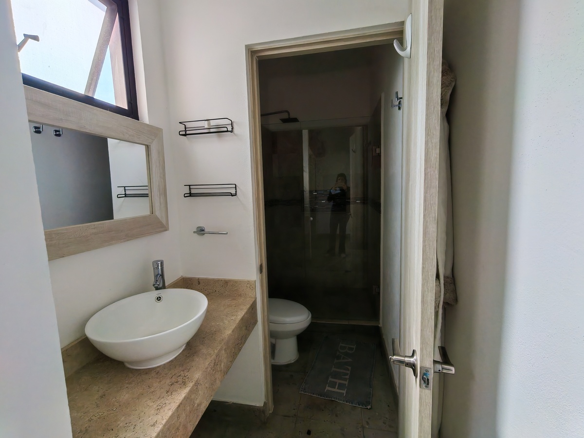 6 of 30: Baño completo de recamara principal