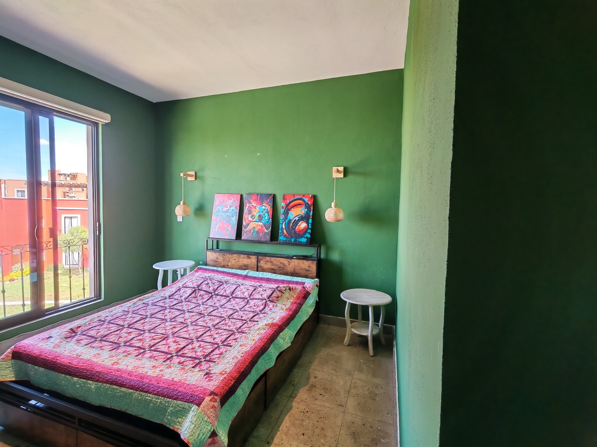 23 of 30: Recamara 4 -  Cama matrimonial, escritorio y TV