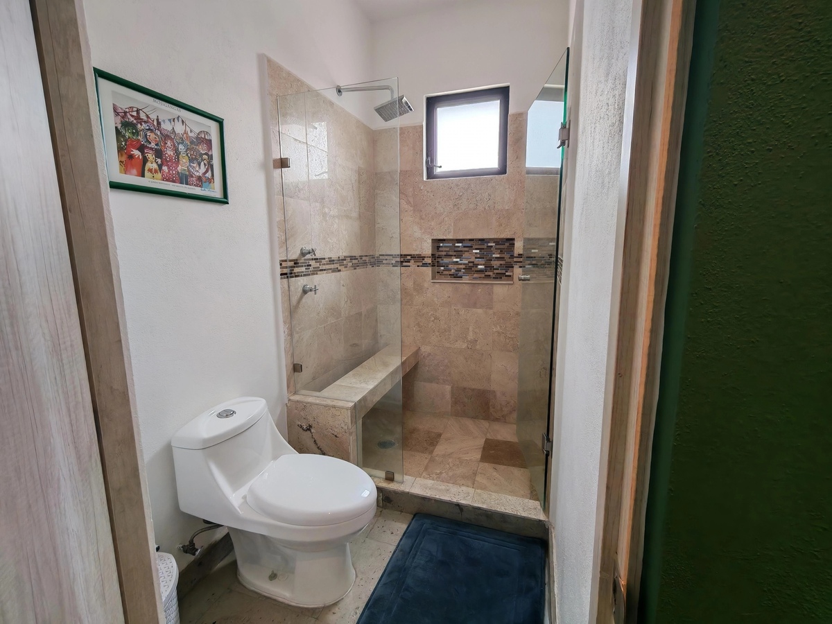 25 of 30: Amplio baño completo