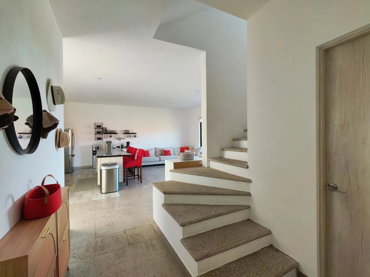 29 of 30: Pisos de cantera y terminados con toques coloniales.