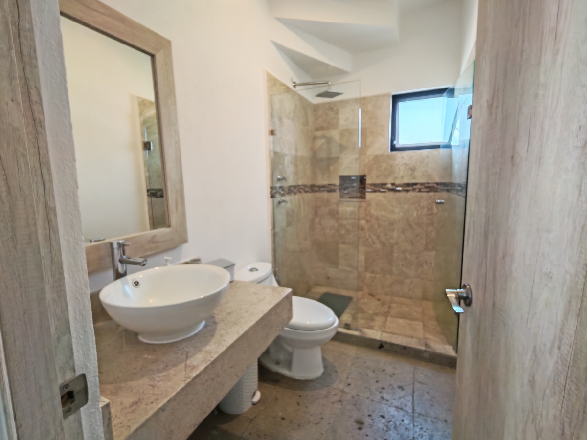 14 of 30: Baño completo area social.