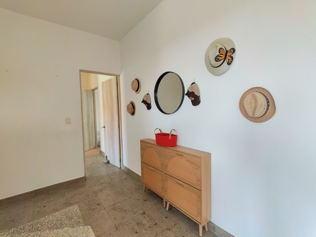 30 of 30: Espacio para dejar los zapatos organizados en estos muebles.