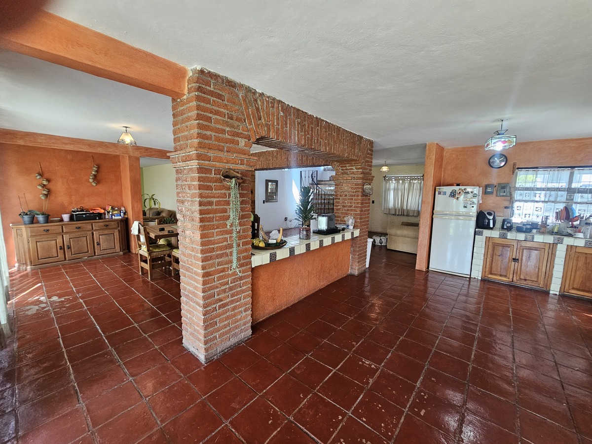 2 of 19: Cocina conectada a comedor y sala