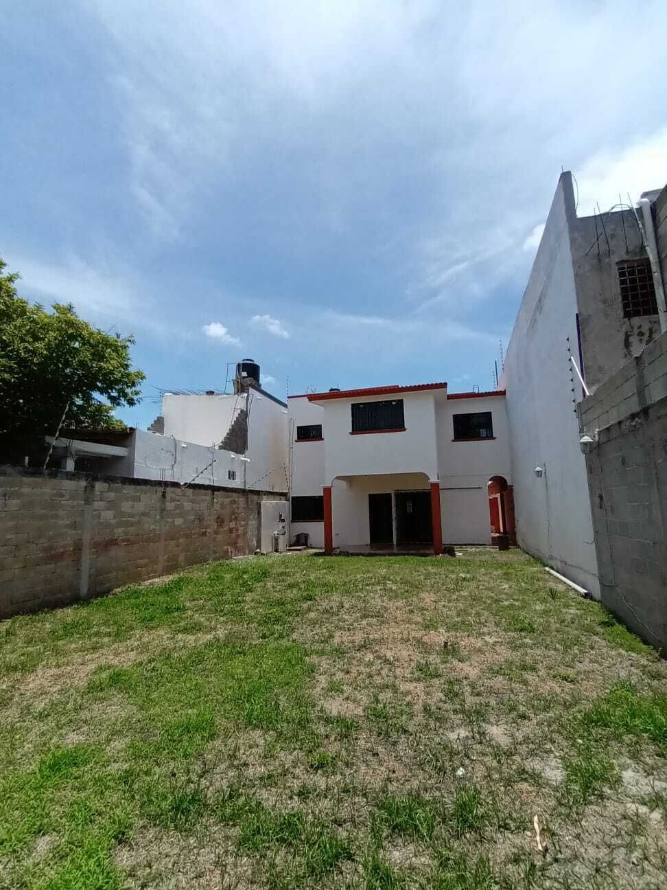 1 of 18: Patio trasero
