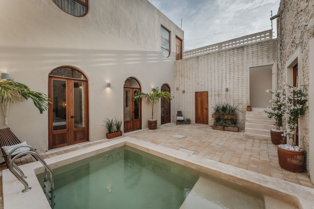 1 of 23: patio central