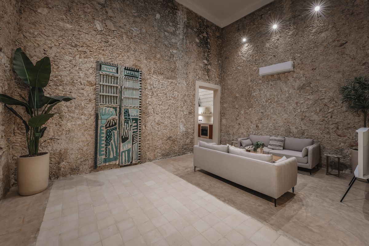 5 of 23: Sala