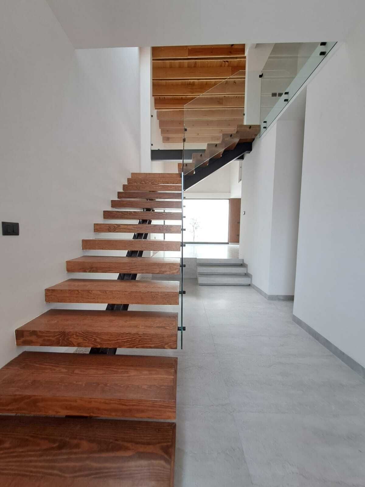 3 de 33: ESCALERA