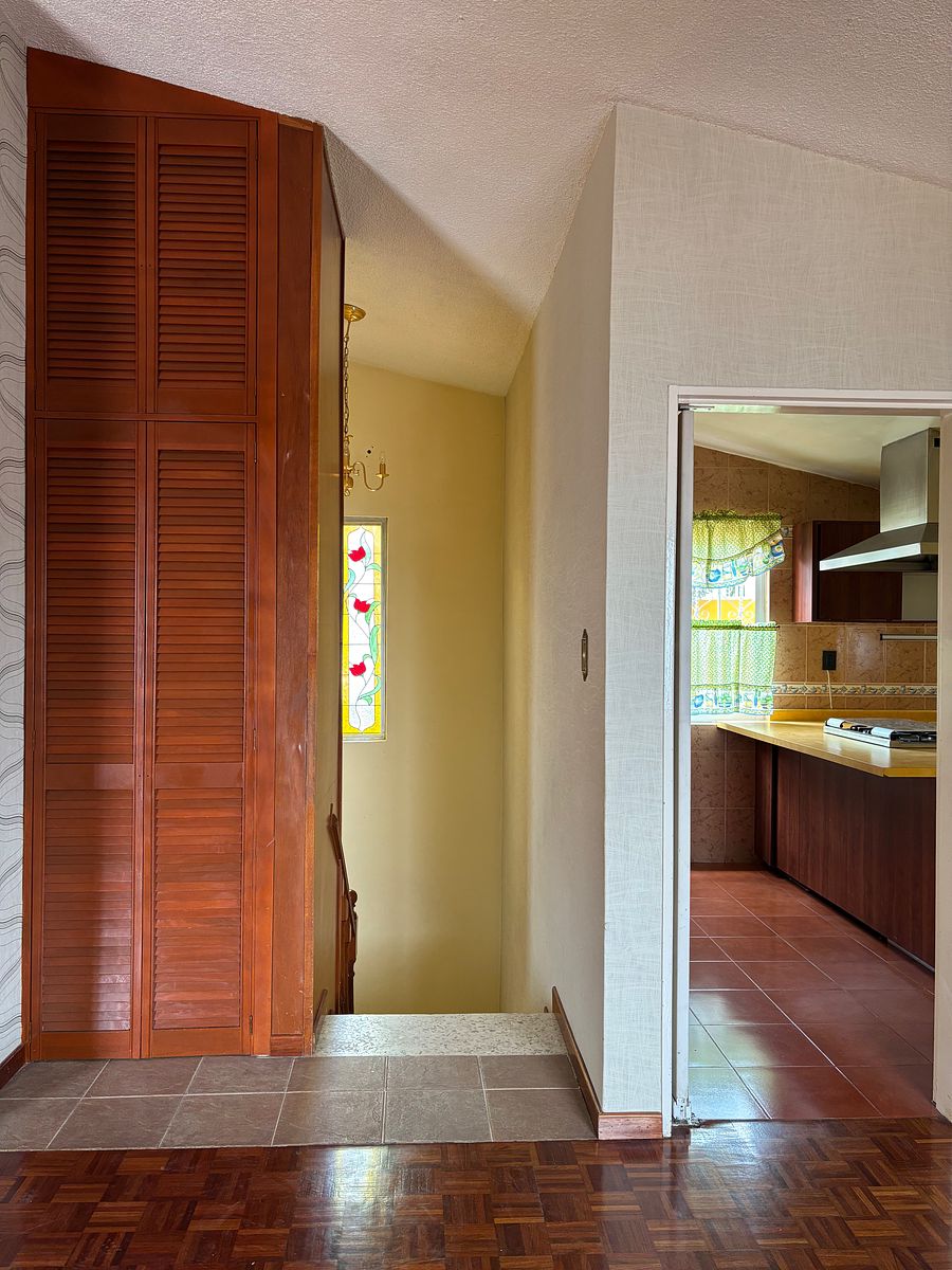 Escalares que bajan hacia las habitaciones, foto 8 de 31