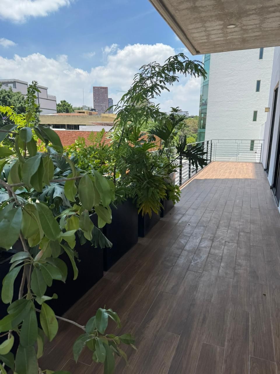 2 de 22: AMPLISIMA TERRAZA, TIENE SALIDA DE RECAMARAS Y SALA COMEDOR