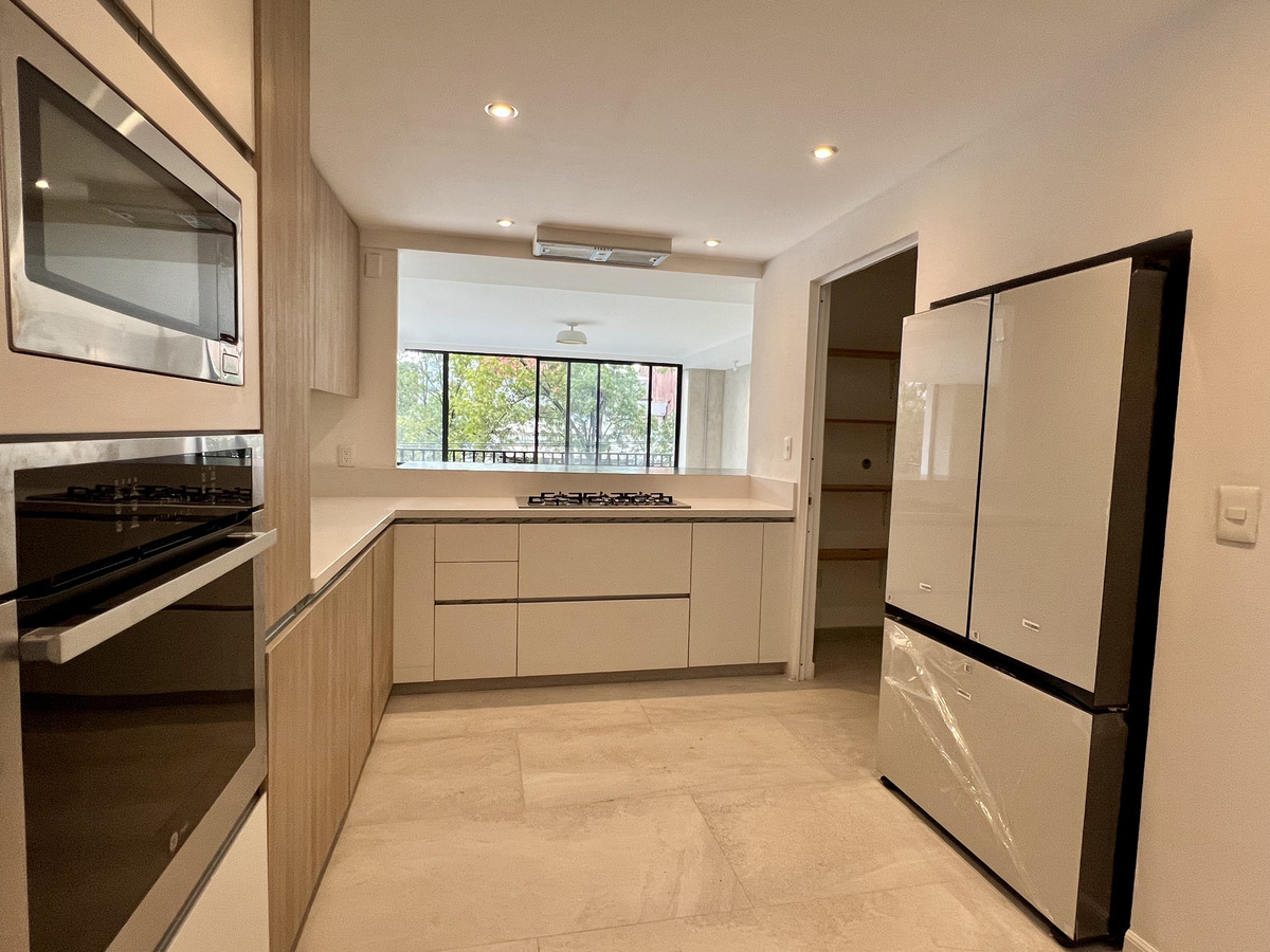 1 de 25: Cocina equipada con refrigerador