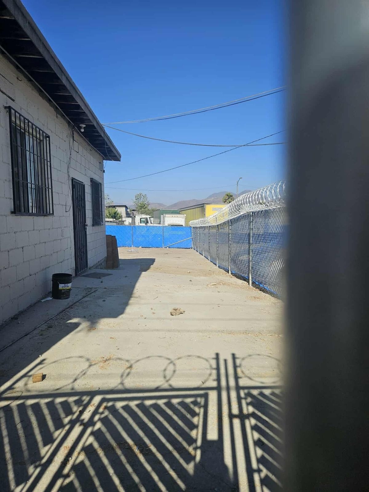 8 of 17: Puerta de acceso vehicular con espacio  de 3.50m de ancho