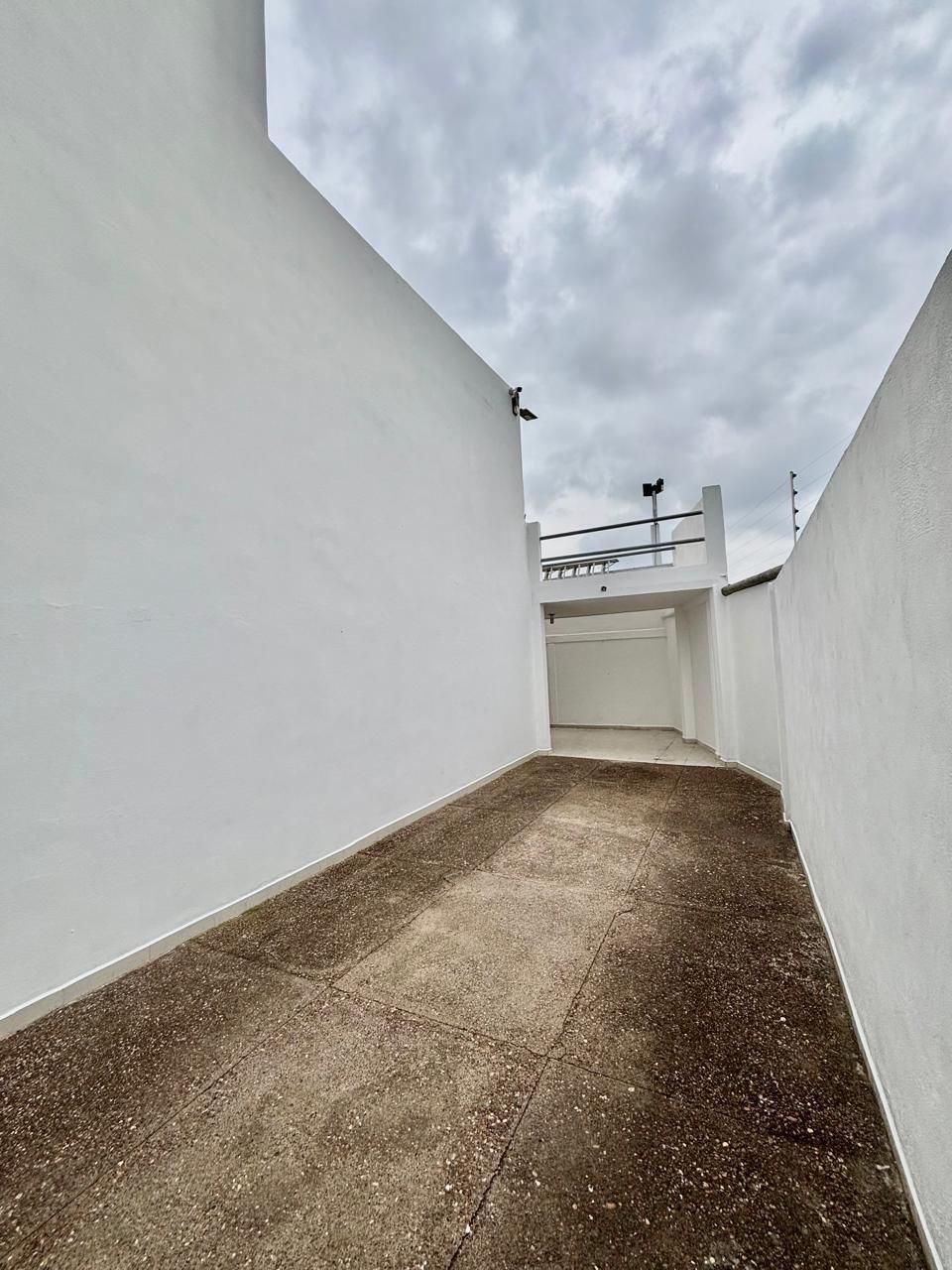 25 de 49: Estacionamiento lateral  para 3 autos .