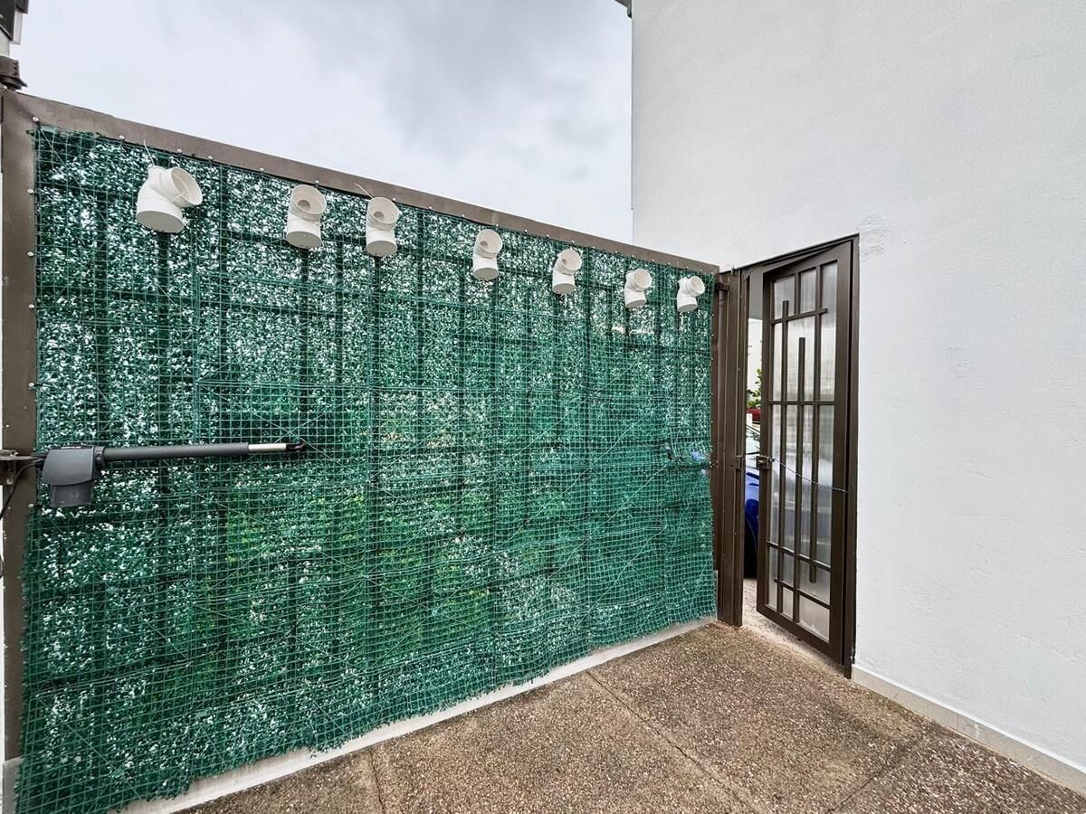 27 de 49: Puerta de acceso a Estacionamiento.