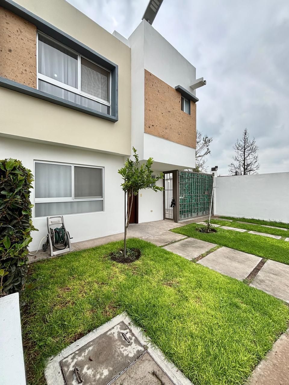 30 de 49: Jardín al frente y 2 estacionam