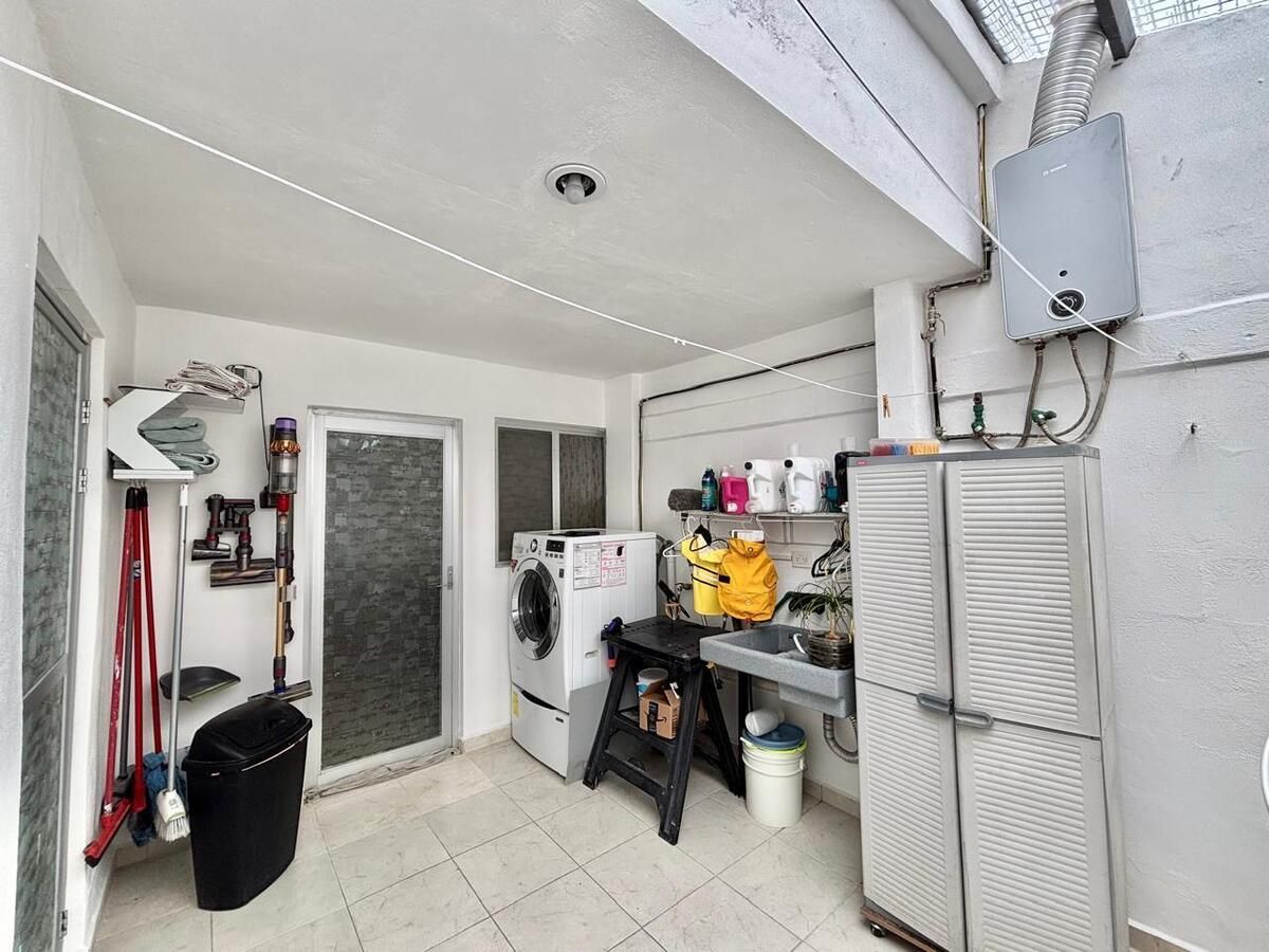 23 de 49: Cuarto de lavado .