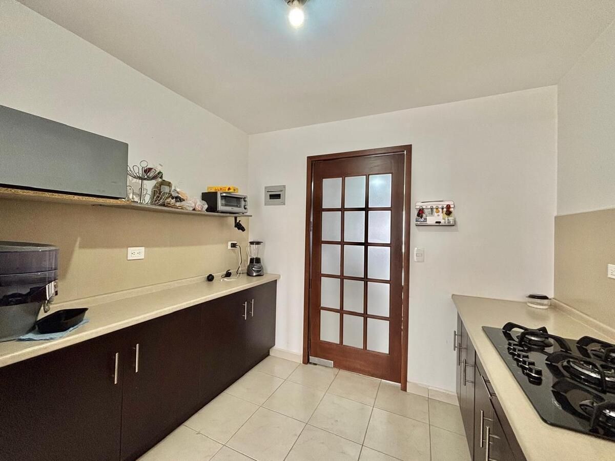 8 de 49: Cocina con espacio independiente que brinda privacidad .