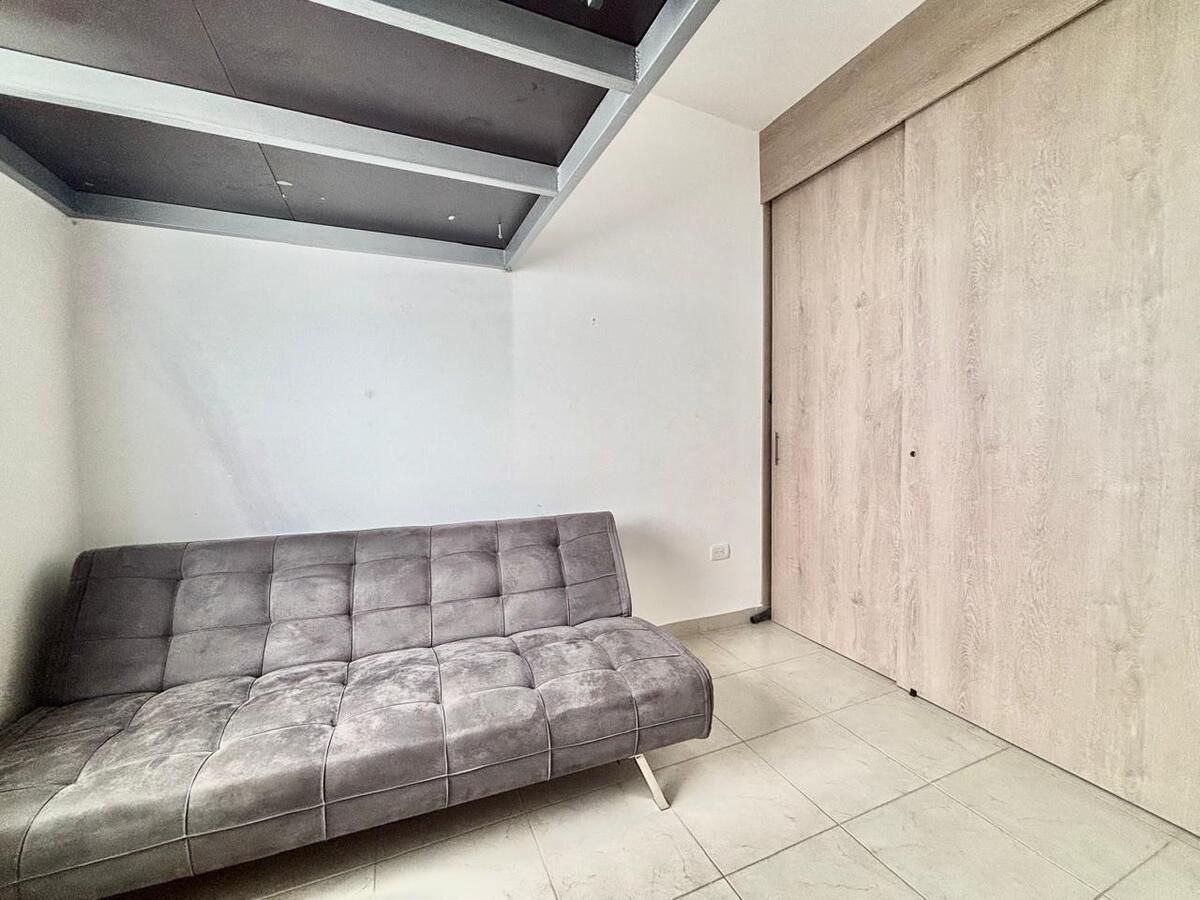 17 de 49: Recam. Secund. con closet piso a techo y espacio oficina