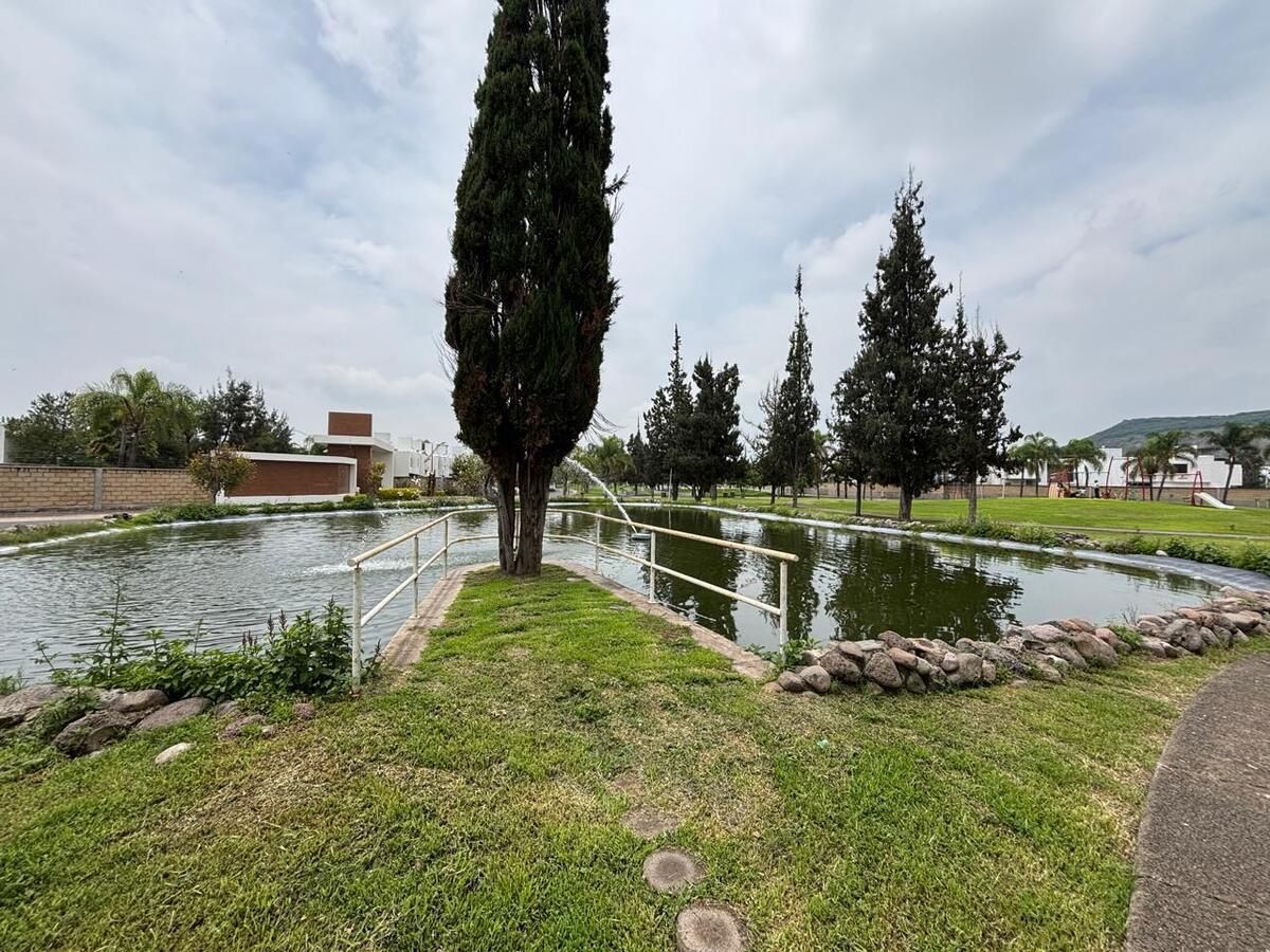 44 de 49: Áreas verdes y Lago  en Ave . Sonterra