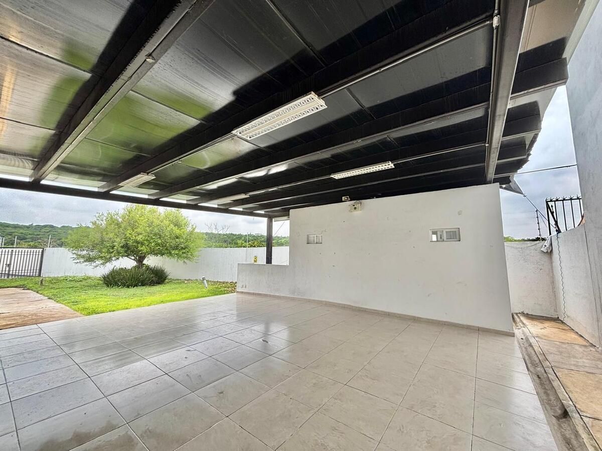 41 de 49: Área social con baños H y M