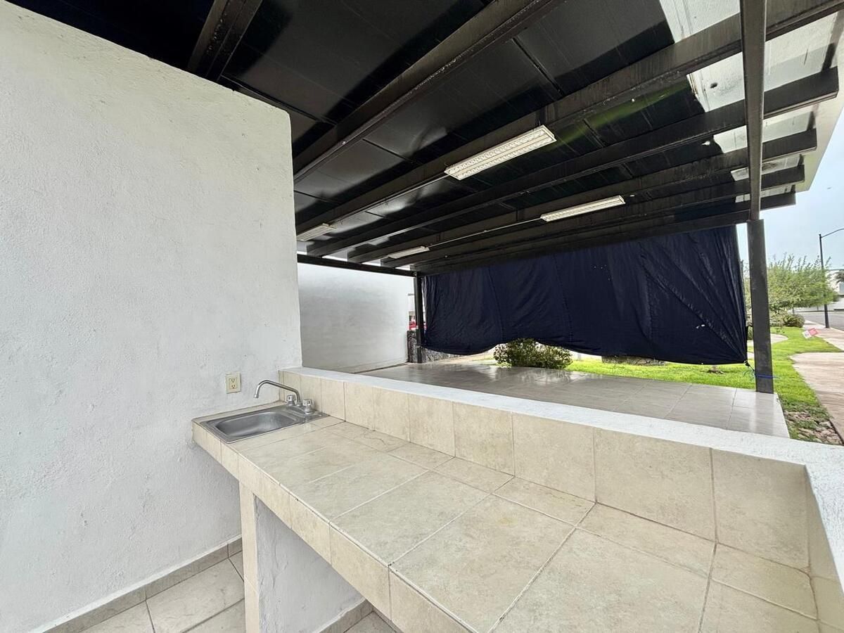 42 de 49: Área social con asadores .