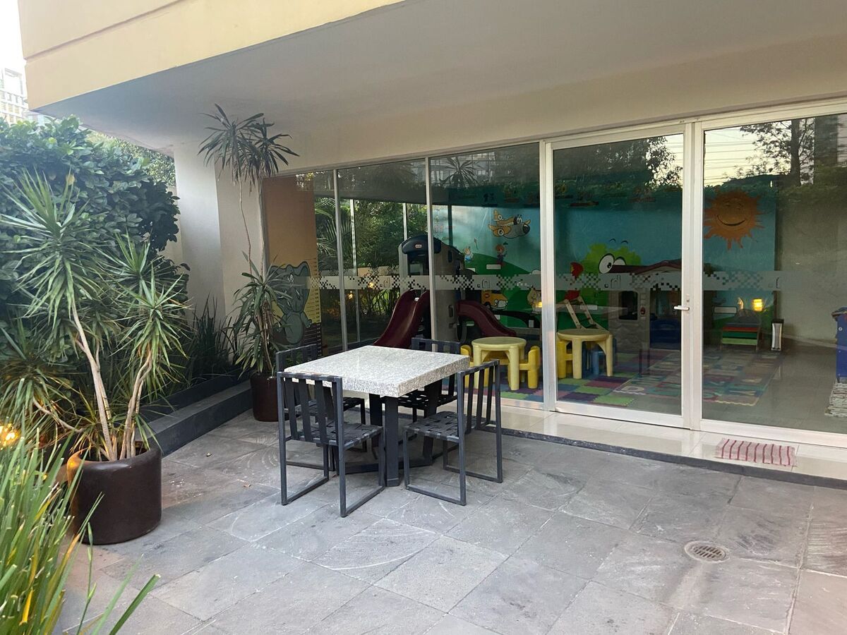 35 de 38: Patio y Salon