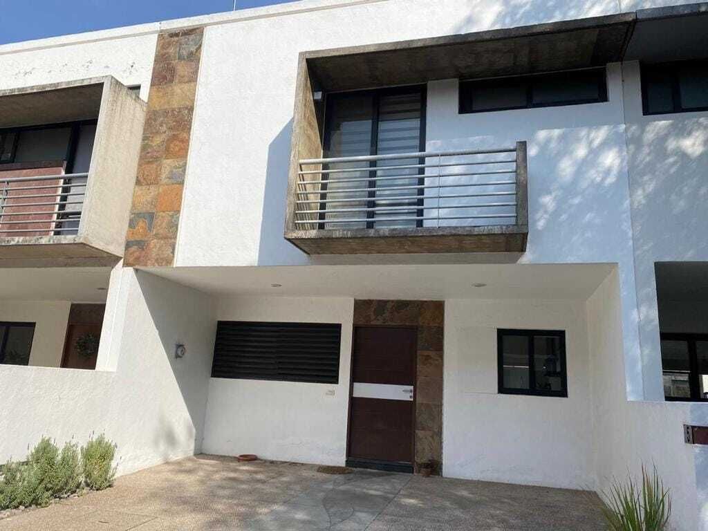 1 of 17: Fachada