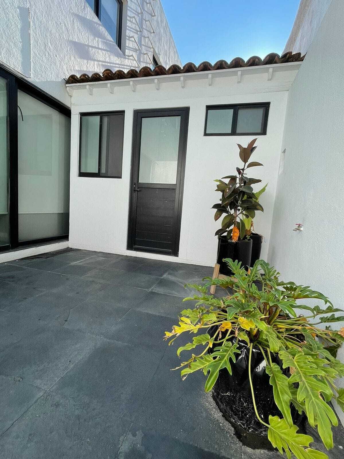 11 of 17: Terraza y cuarto de servicio
