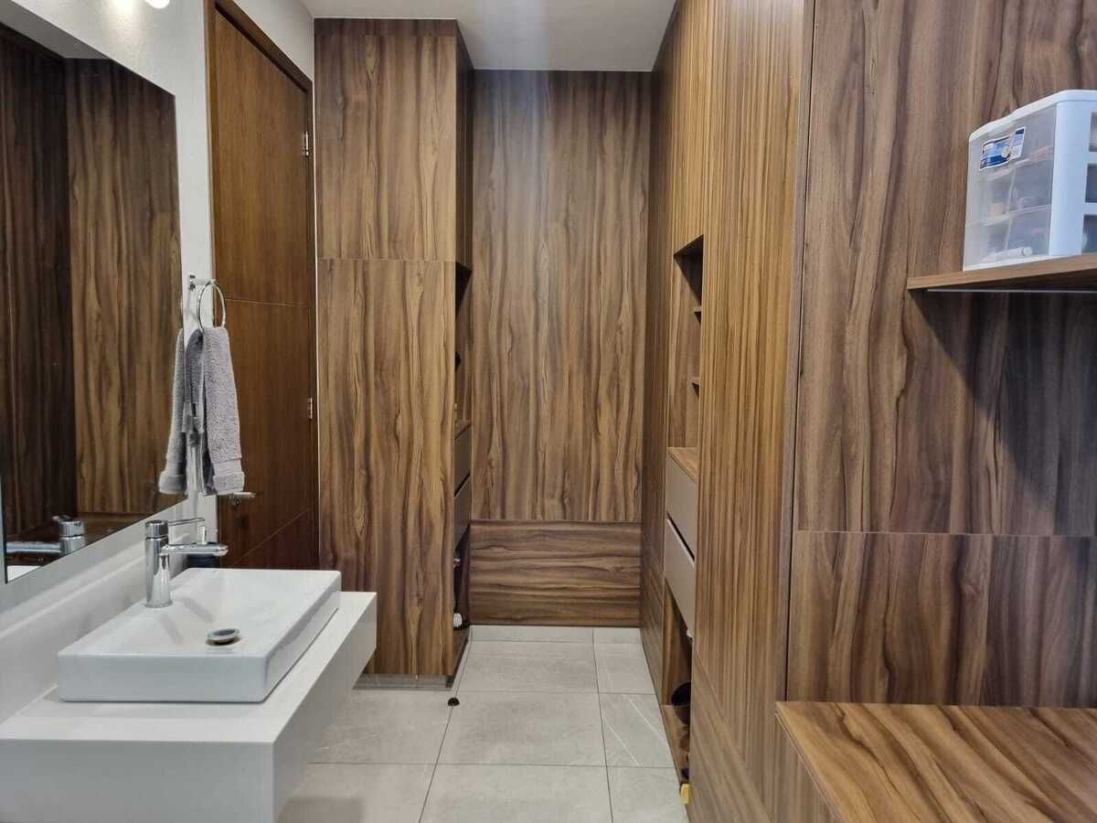 7 de 18: Vestidor principal