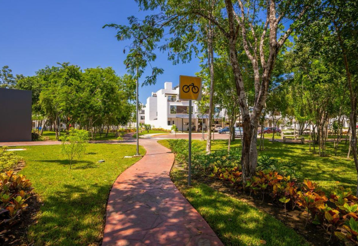 5 of 16: Bike paths, green spaces, Altaria Residencial