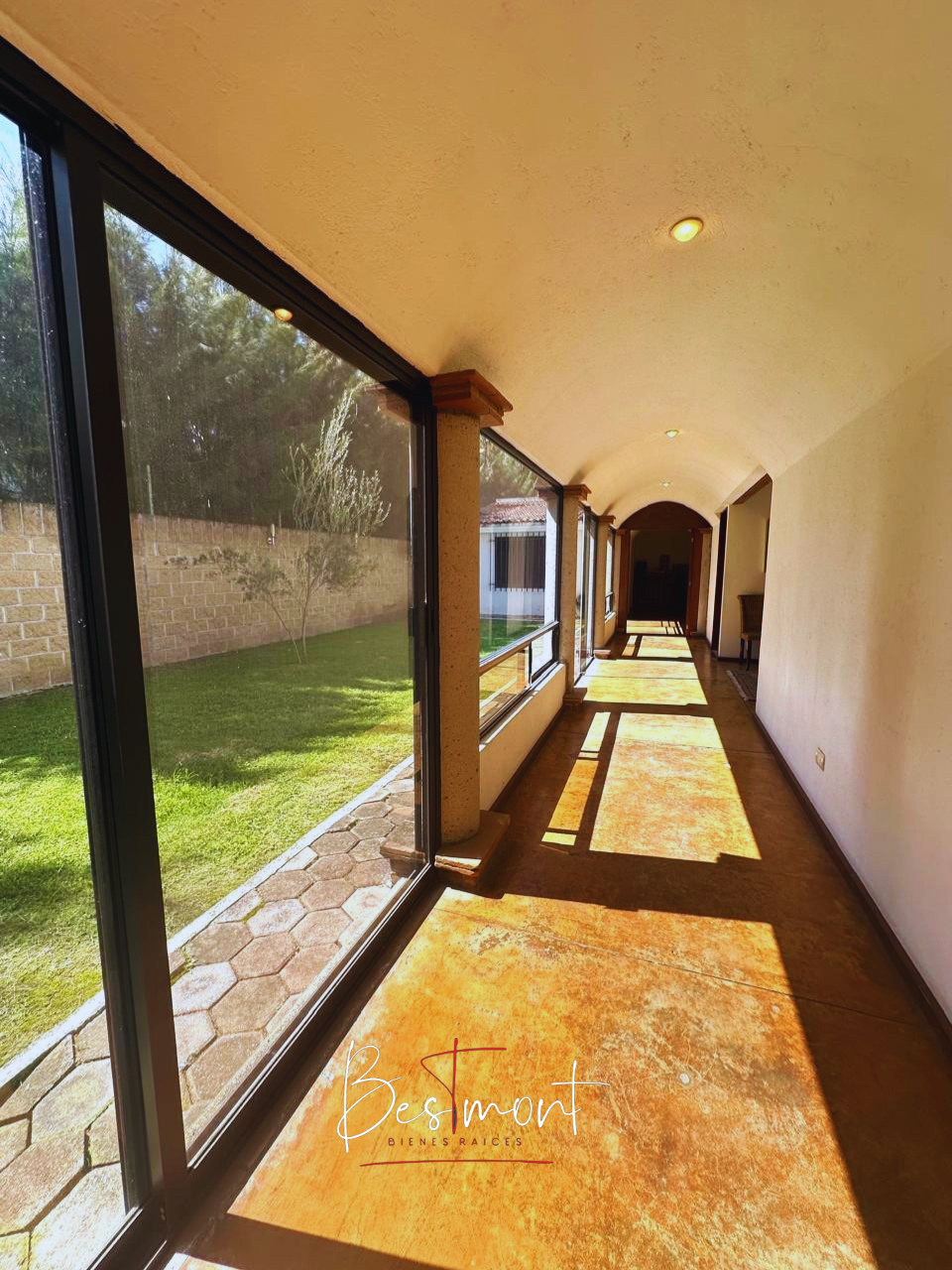 19 de 45: Pasillo interior a sala de tv y recámaras con vista a jardín